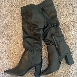 Super cute black scrunch heel boot